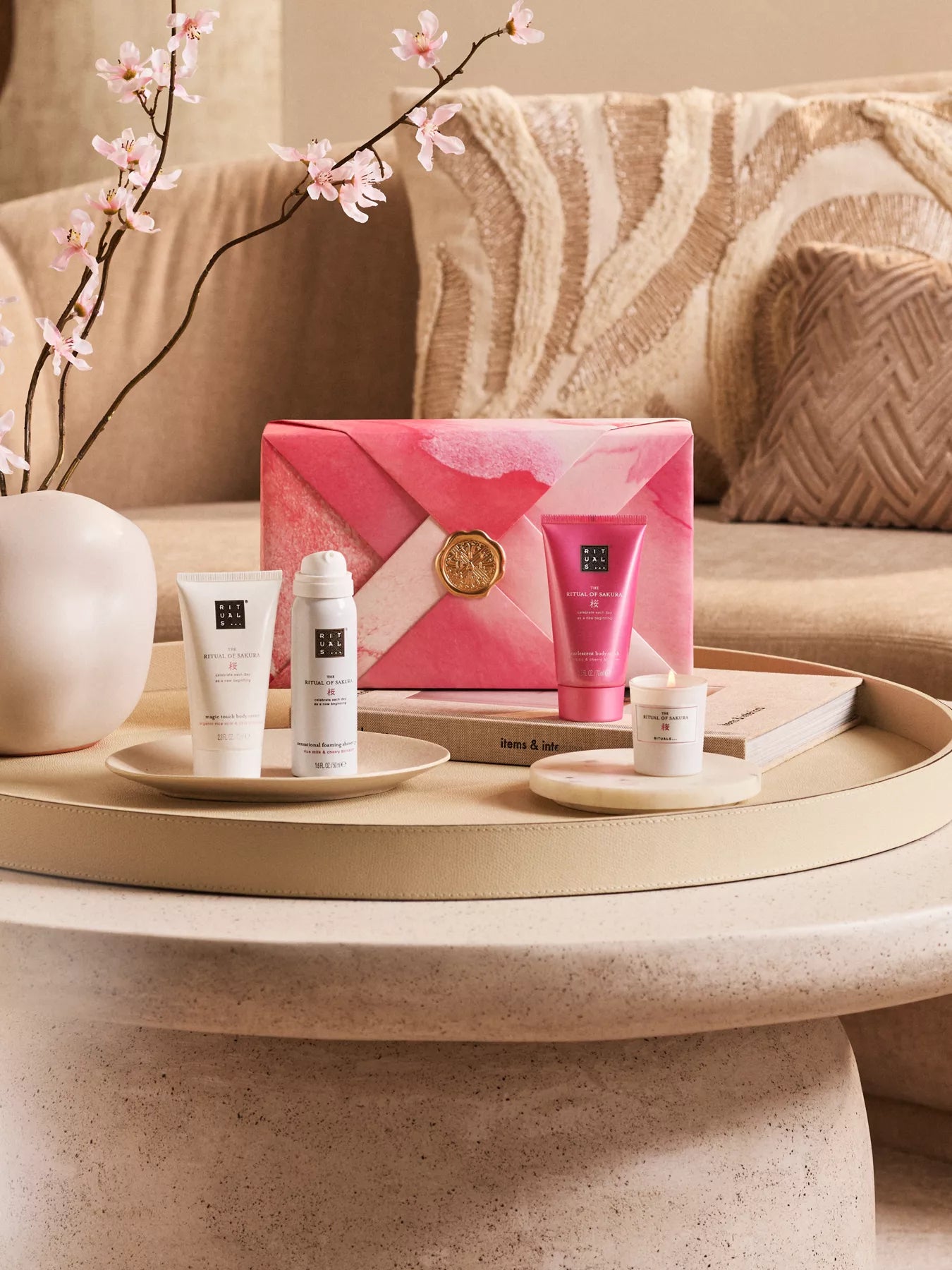 THE RITUAL OF SAKURA Gift Set S espuma de duche 50 ml, esfoliante de corpo 70 ml, creme de corpo 70 ml, vela perfumada 25 g Coleção: The Ritual Of Sakura
