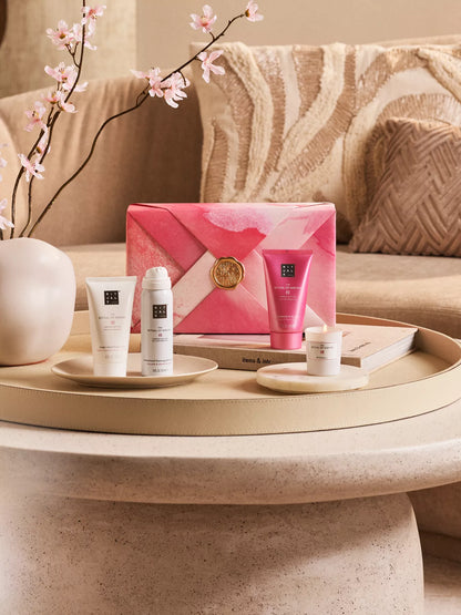 THE RITUAL OF SAKURA Gift Set S espuma de duche 50 ml, esfoliante de corpo 70 ml, creme de corpo 70 ml, vela perfumada 25 g Coleção: The Ritual Of Sakura