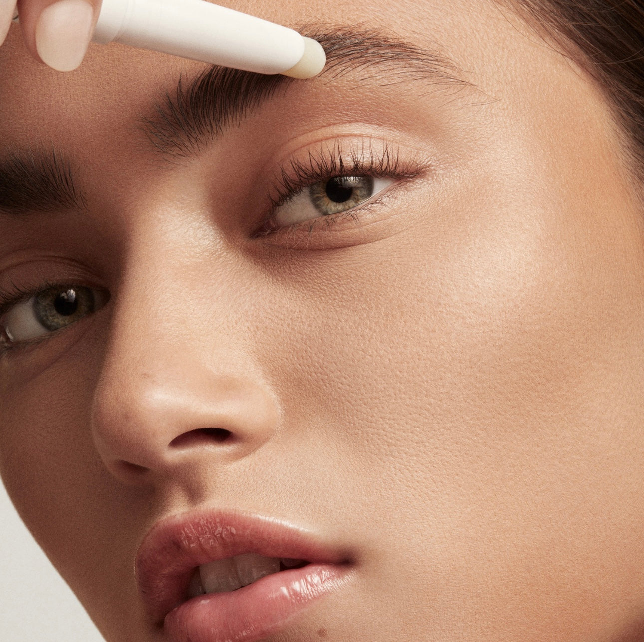 FENTY BEAUTY Brow mvp Lápis para esculpir as sobrancelhas BROW MVP SCULPTING WAX PENCIL & STYLER U